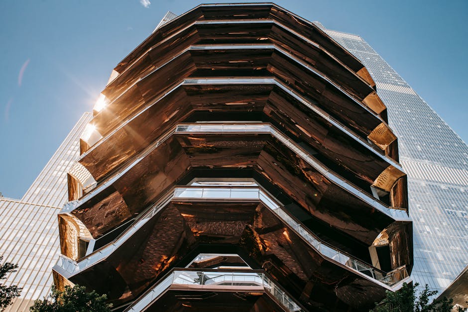 Moderní kancelářská budova s prosklenou fasádou symbolizující transparentnost.